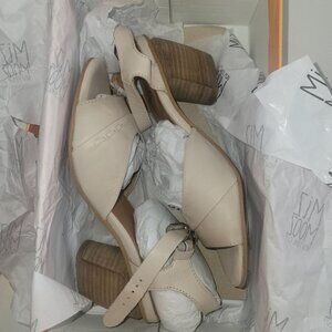 Miz Mooz  Annika   Color: Cream  Size : 7.5
